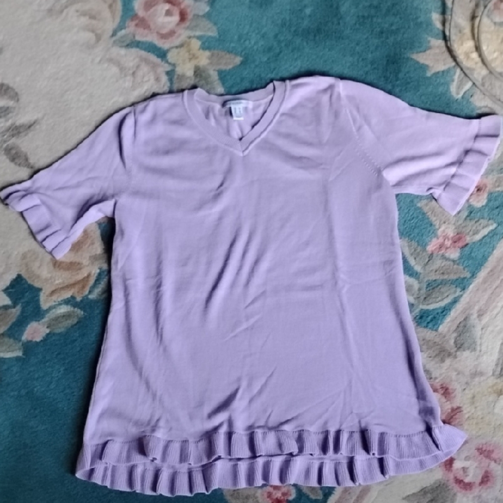 ISAAC MIZRAHI SHORT SLEEVE, VNECK SWEATER WITH RUFFLE TRIM.MEDIUM NWOT.